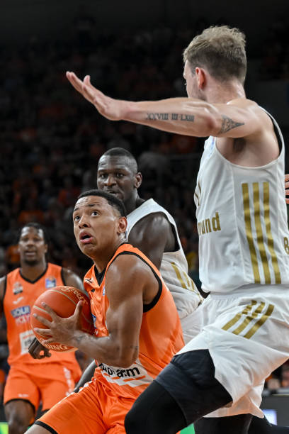 的舞台上展 的舞台上展